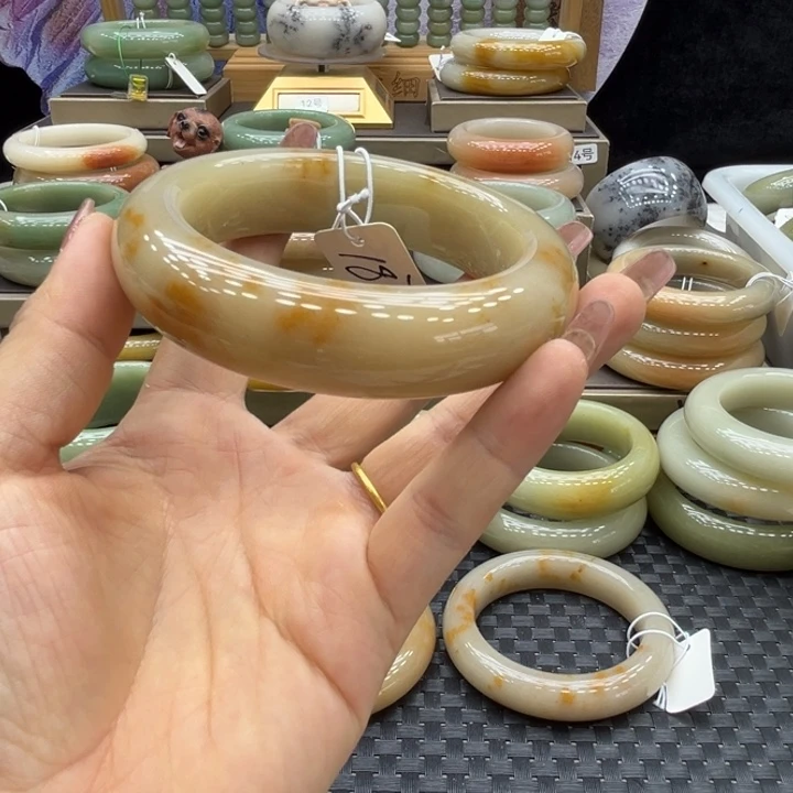 阳***成石英质玉未镶嵌手镯