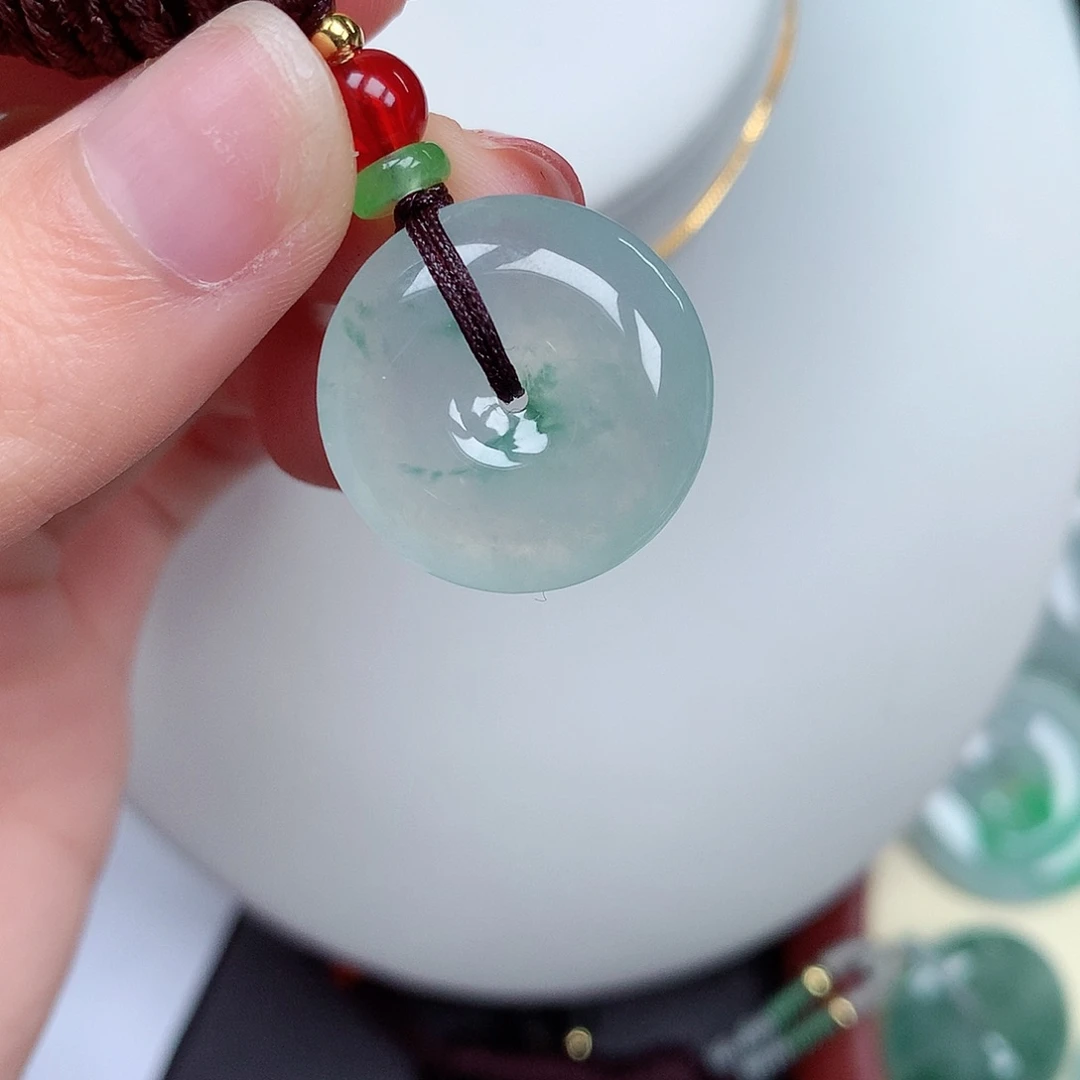 翡翠颈饰未镶嵌平安扣