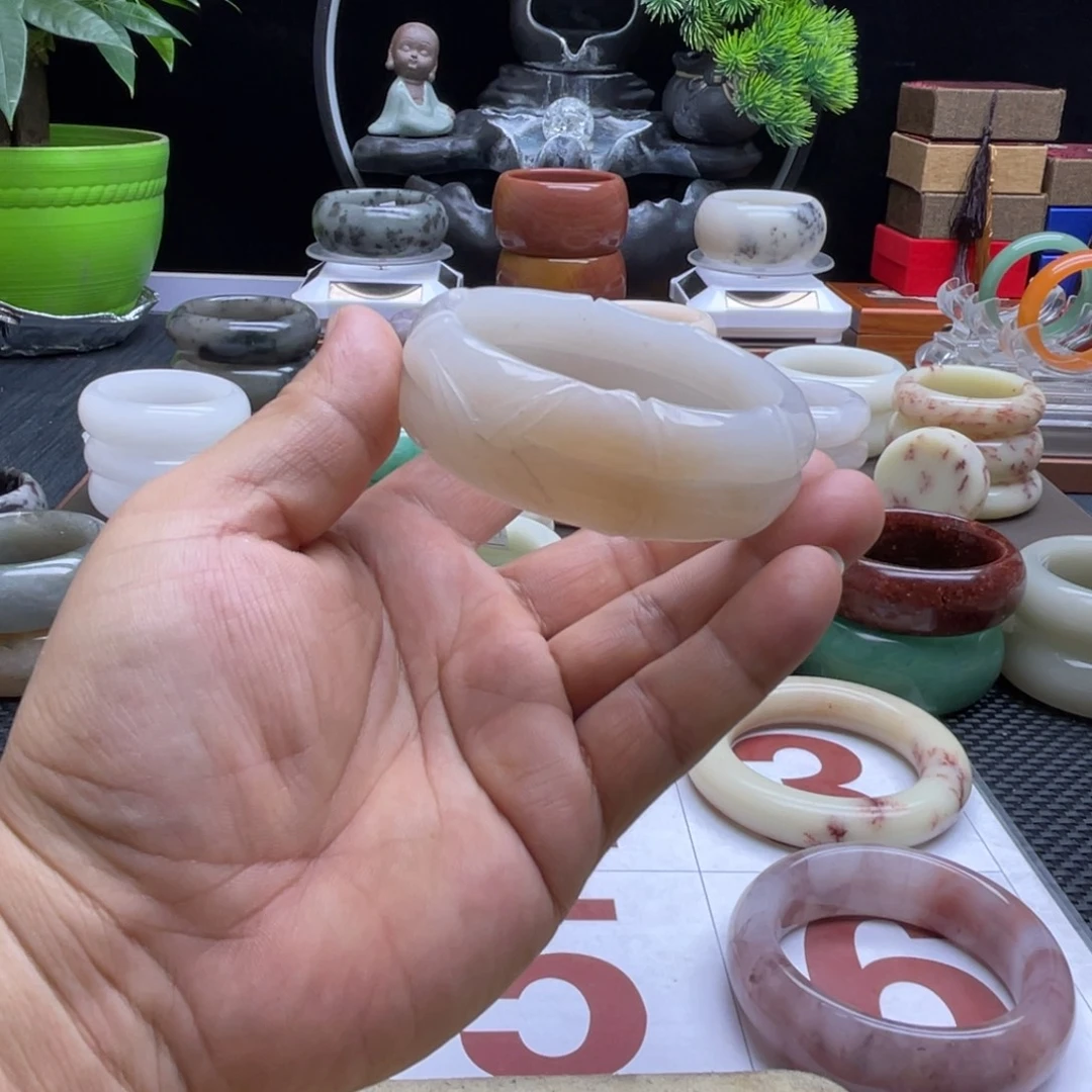 石英岩玉未镶嵌手镯