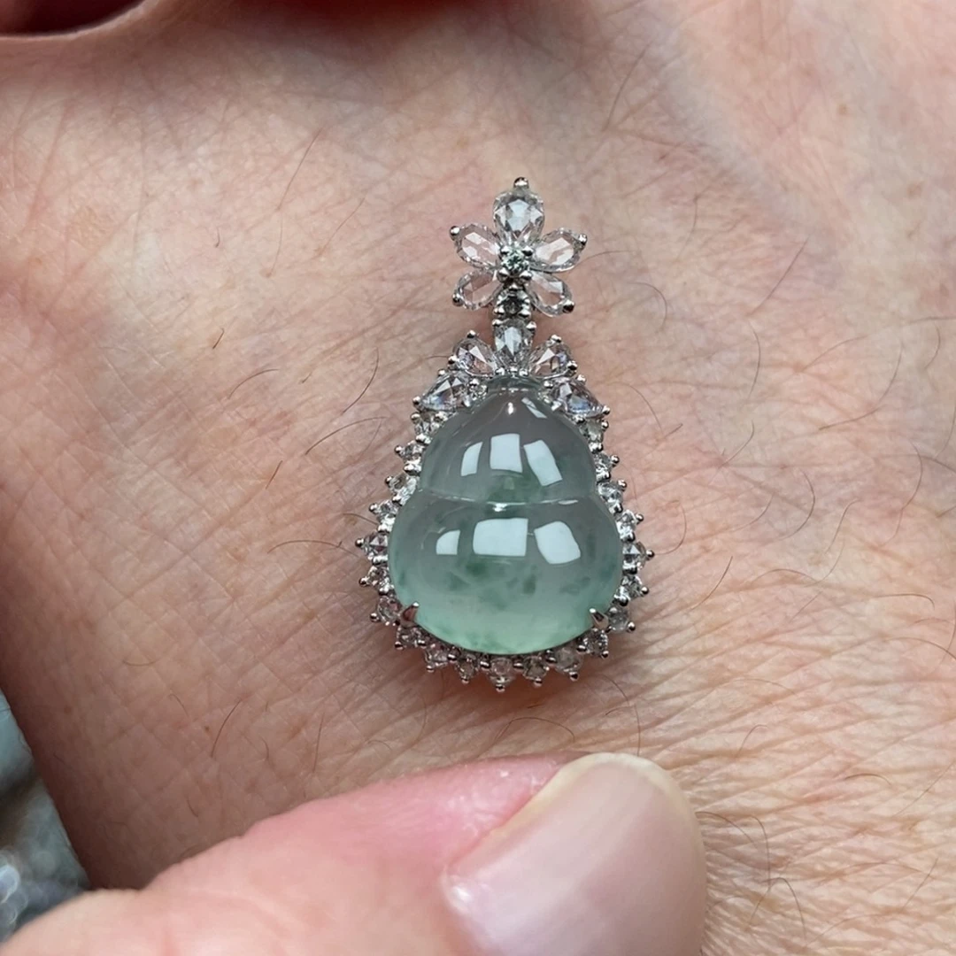 翡翠18K金镶嵌颈饰葫芦