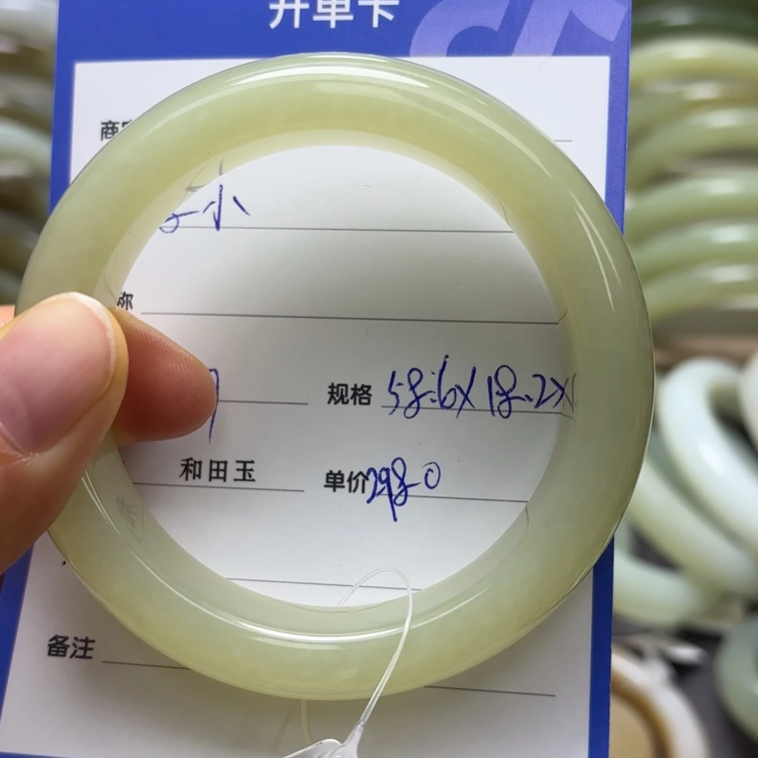 子***小和田玉未镶嵌颈饰