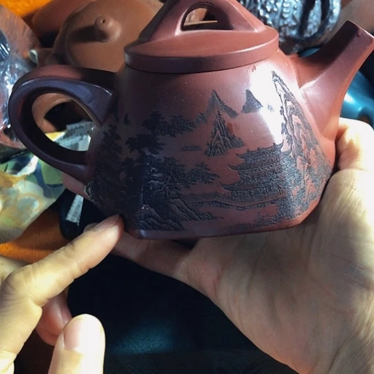 紫砂茶壶原矿泥料手工制作的紫砂壶。