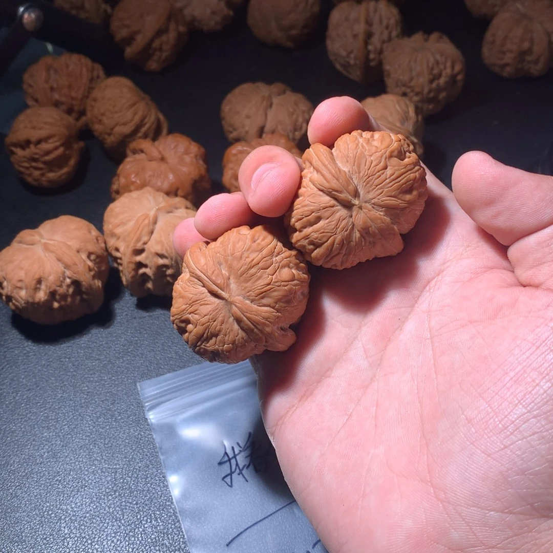 铝合金我****谁文玩核桃
