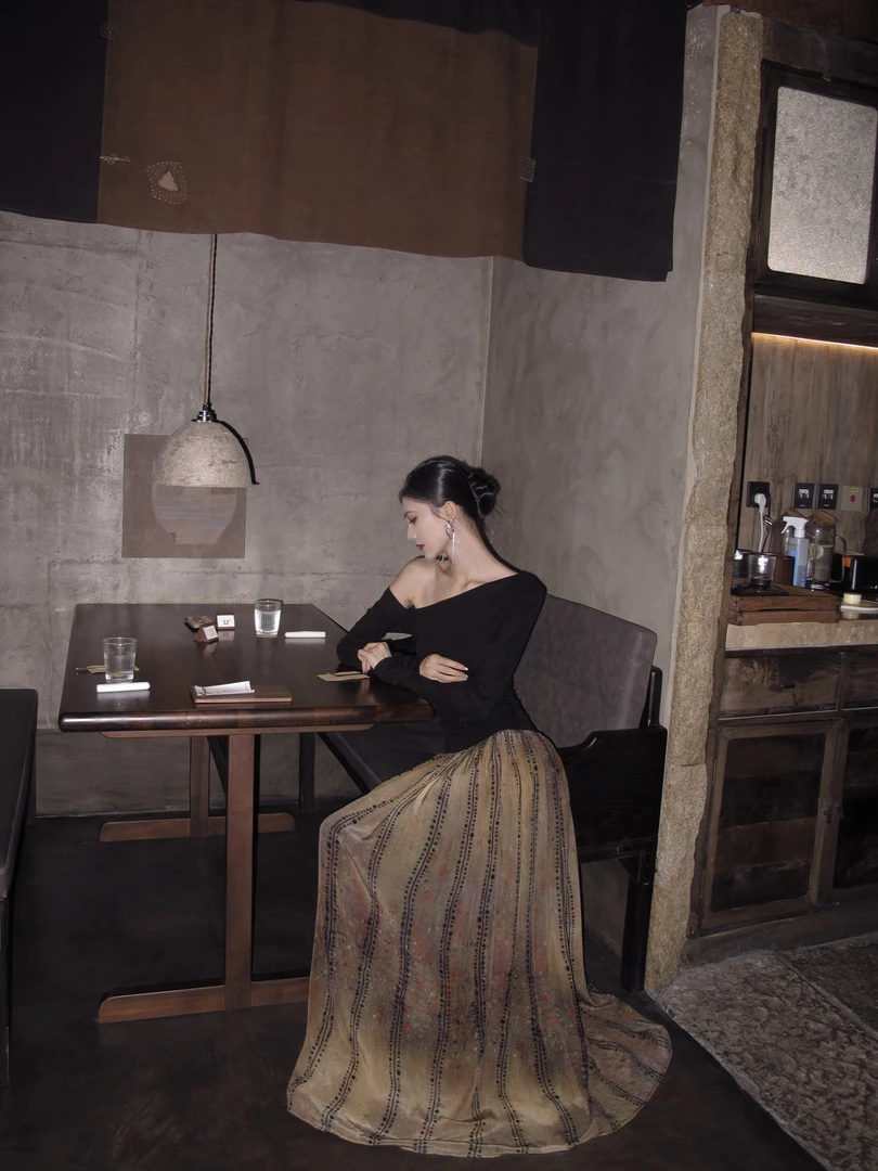 HEYI【格物雅致】飘带设计褶皱印花晕染大摆裙女斜肩拼接长袖连衣裙