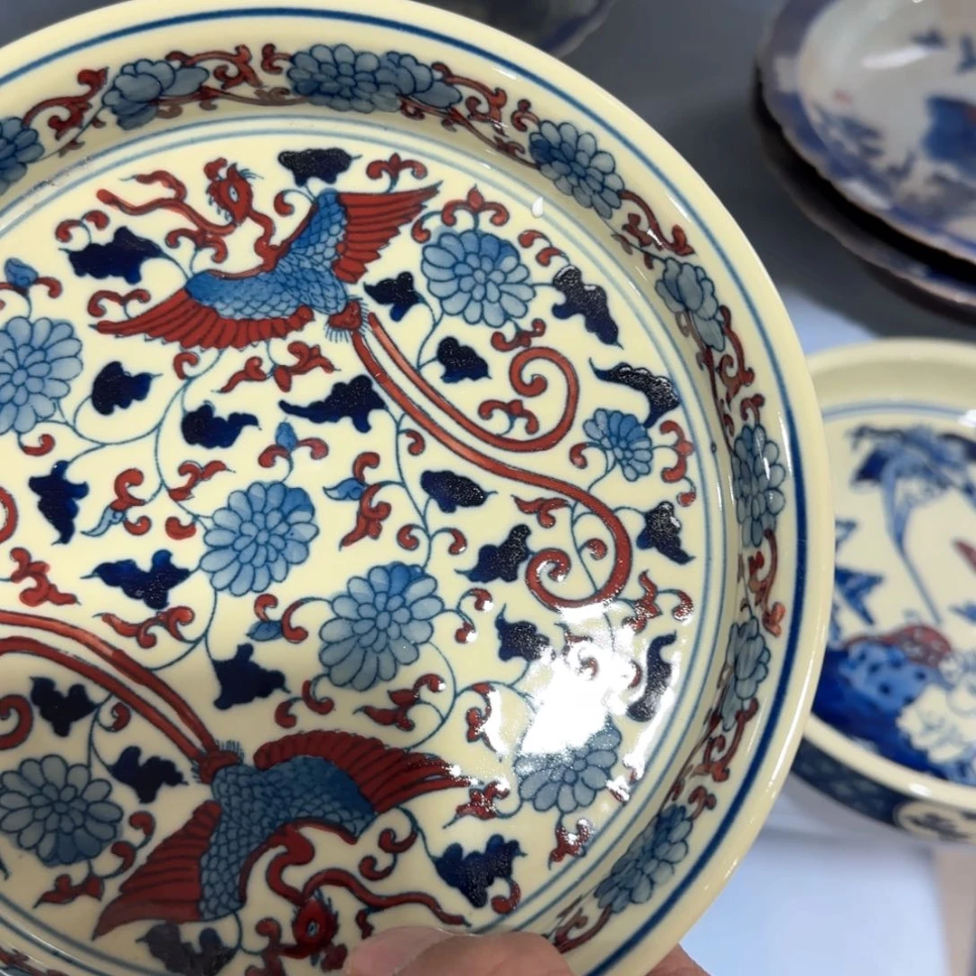 瓷片瓷器上还有两条长线上镌刻