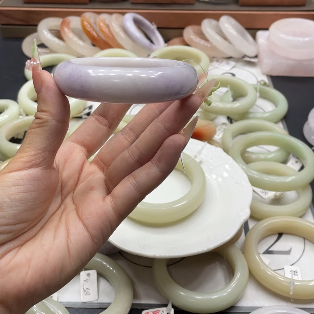 平***静石英质玉手镯未镶嵌