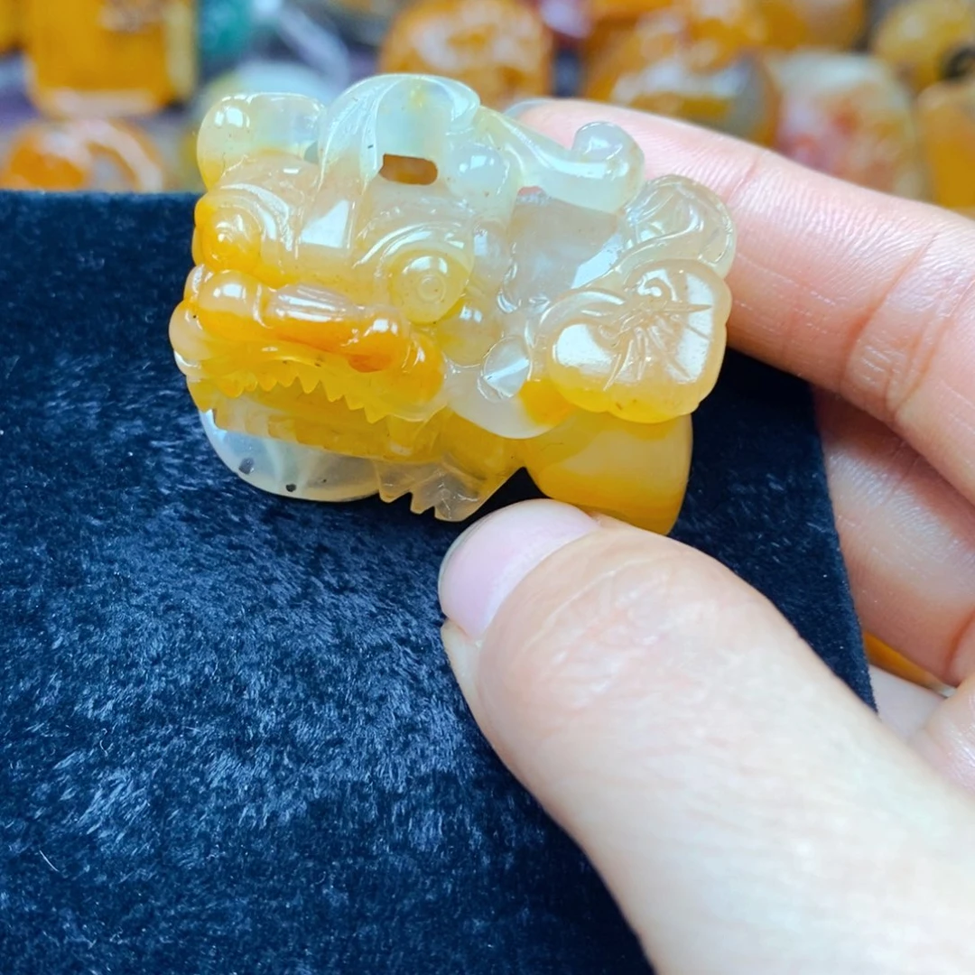未镶嵌石英质玉（黄龙玉）颈饰