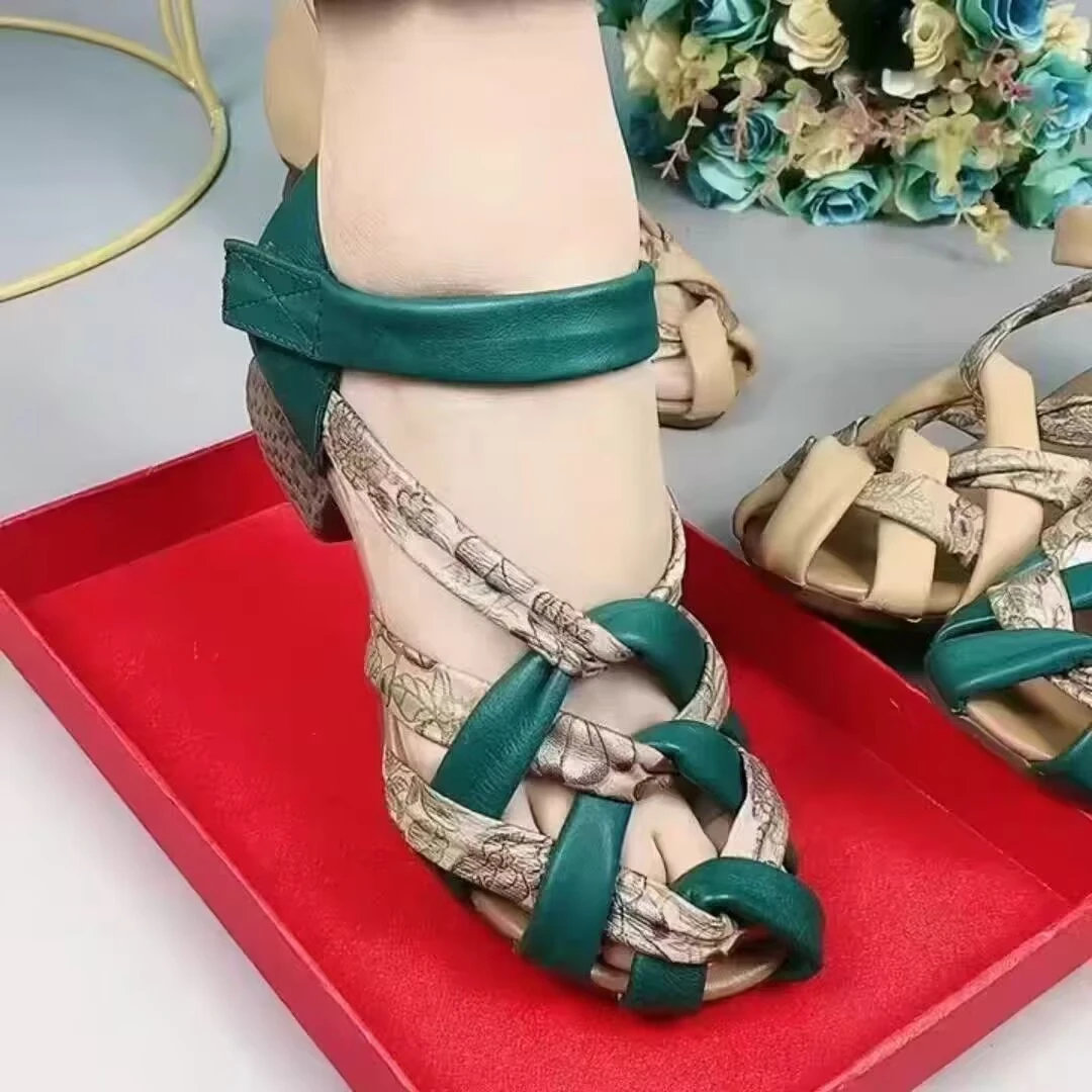 民族风复古时尚彩色凉鞋2025夏季新款软皮粗跟色彩鲜艳广场舞女鞋