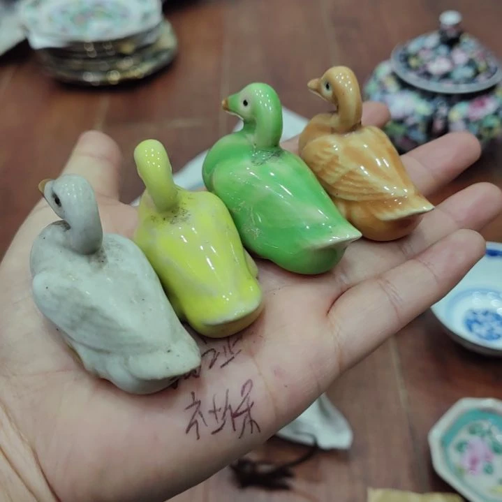 瓷景德镇鸭子四个，两个有冲