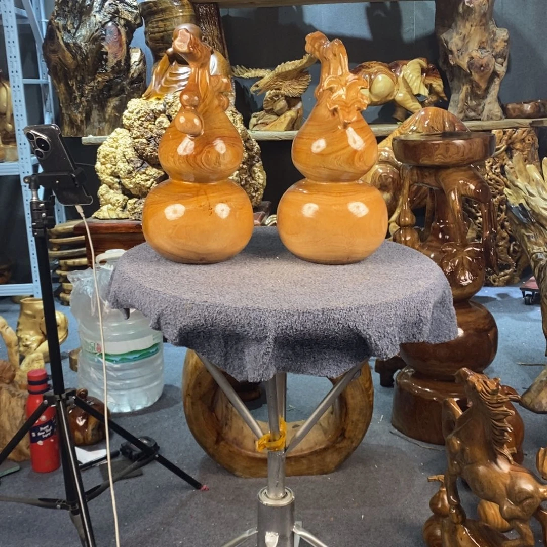 左***。木香樟木葫芦一对摆件