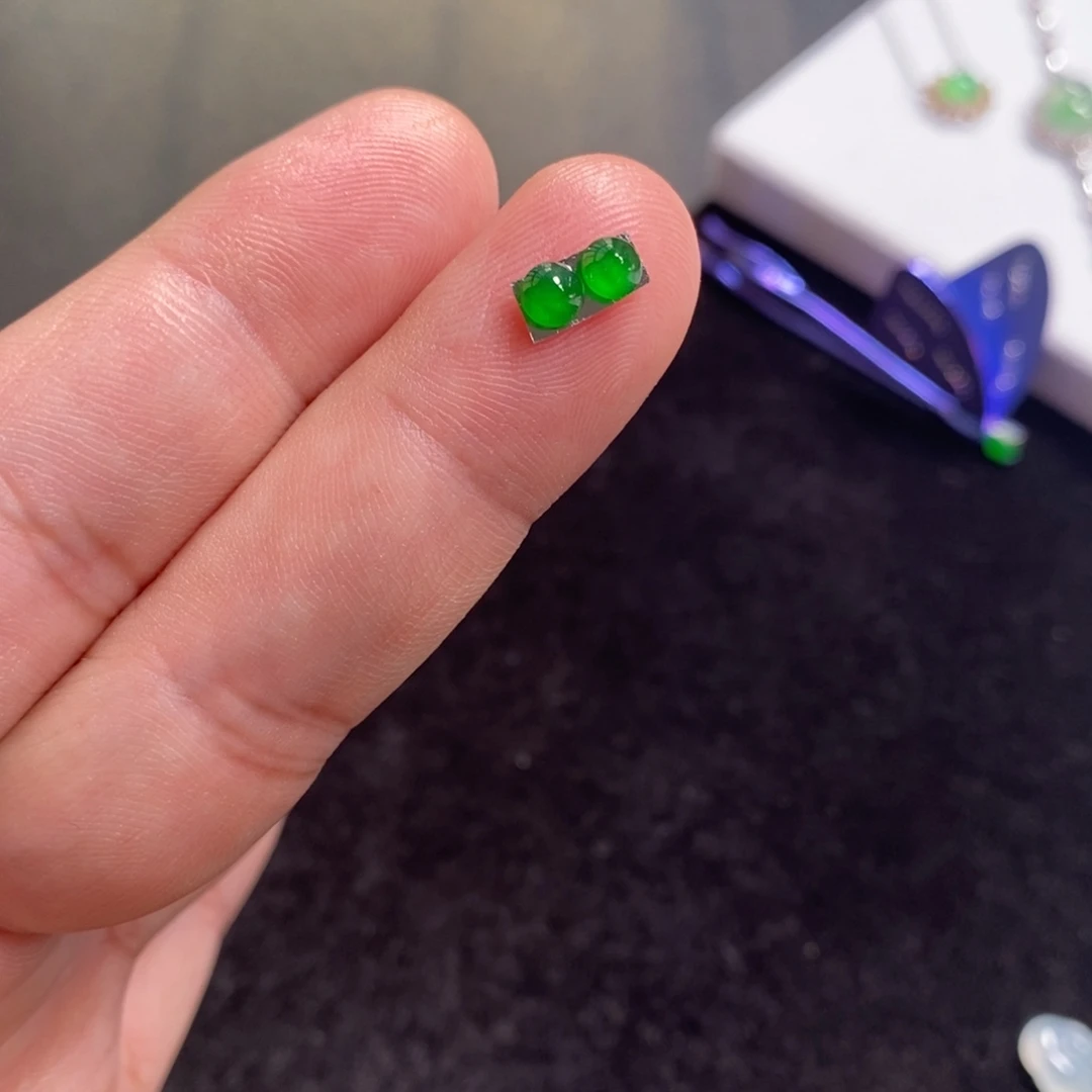 翡翠裸石浓阳绿蛋面