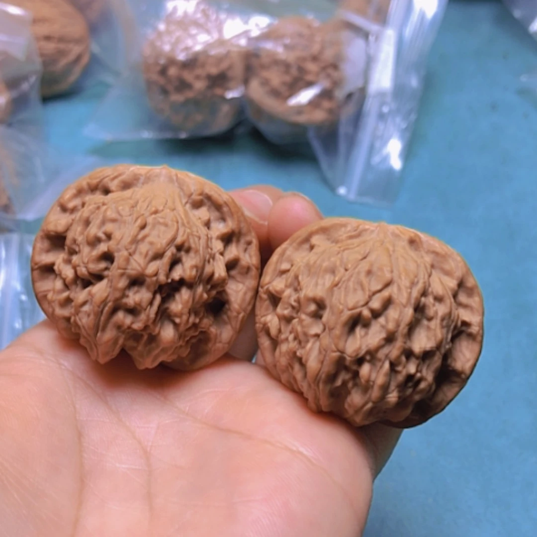 【闪购商品】核桃摆件40红狮子修尖