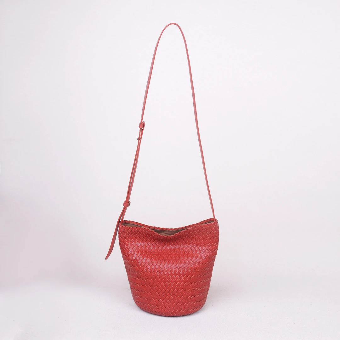 【闺宿】植鞣头层牛皮编织包单肩斜挎水桶女包百搭大号36001-1红色