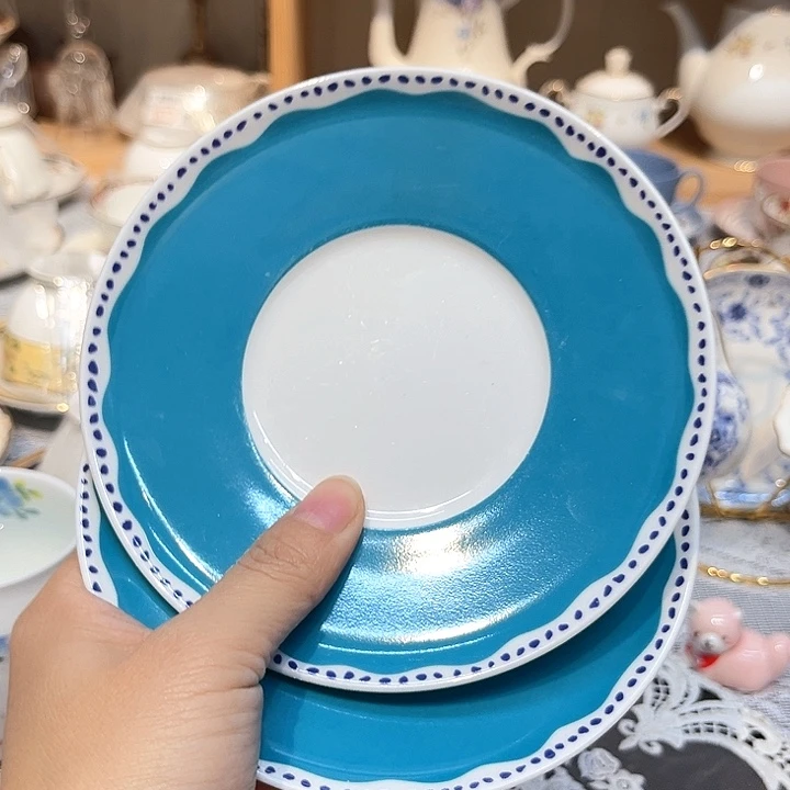 瓷片咖啡杯里的咖啡是我的最爱