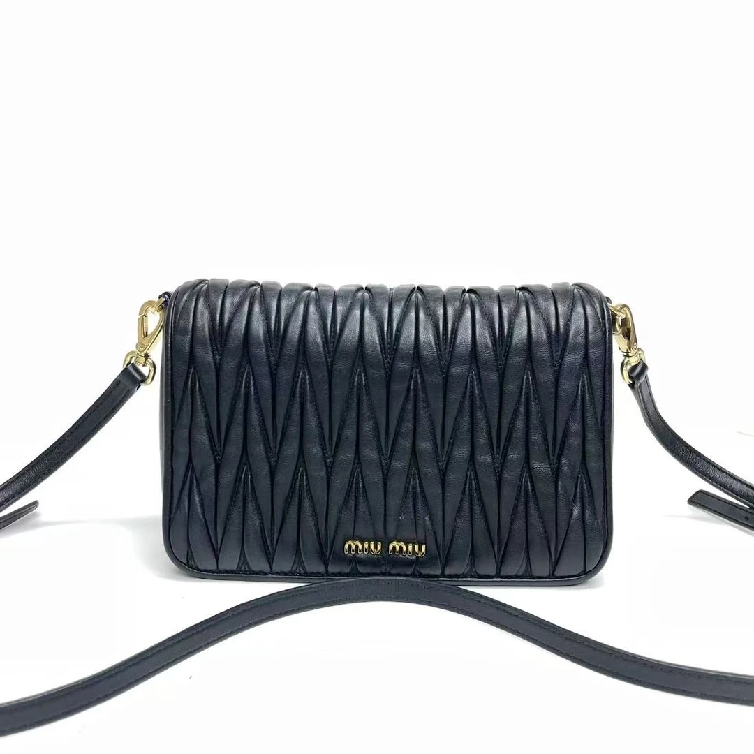 95新 MIU MIU/缪缪 【白菜】相机黑金羊皮斜挎包/BGB200530034