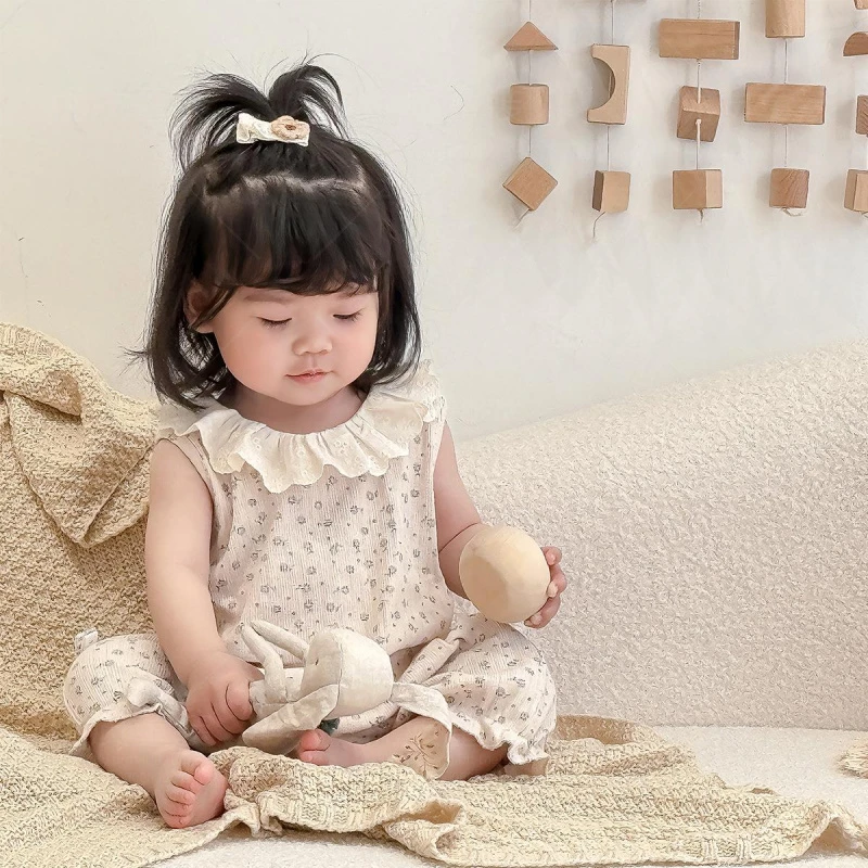 新品夏季婴儿薄款无袖连体爬服可爱小花朵图案女宝宝满月包屁衣