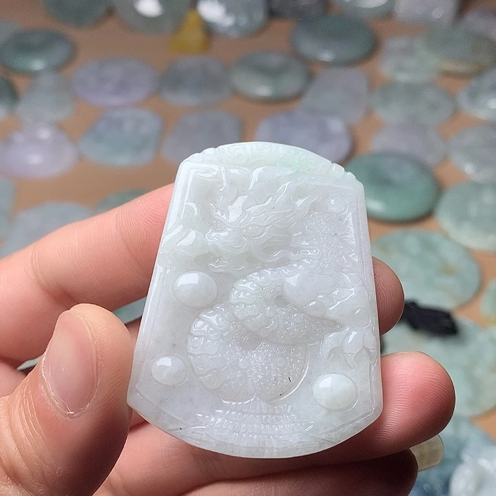 翡翠未镶嵌颈饰龙牌