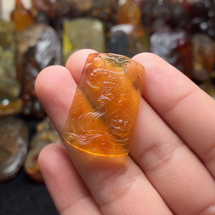 琥珀未镶嵌颈饰13