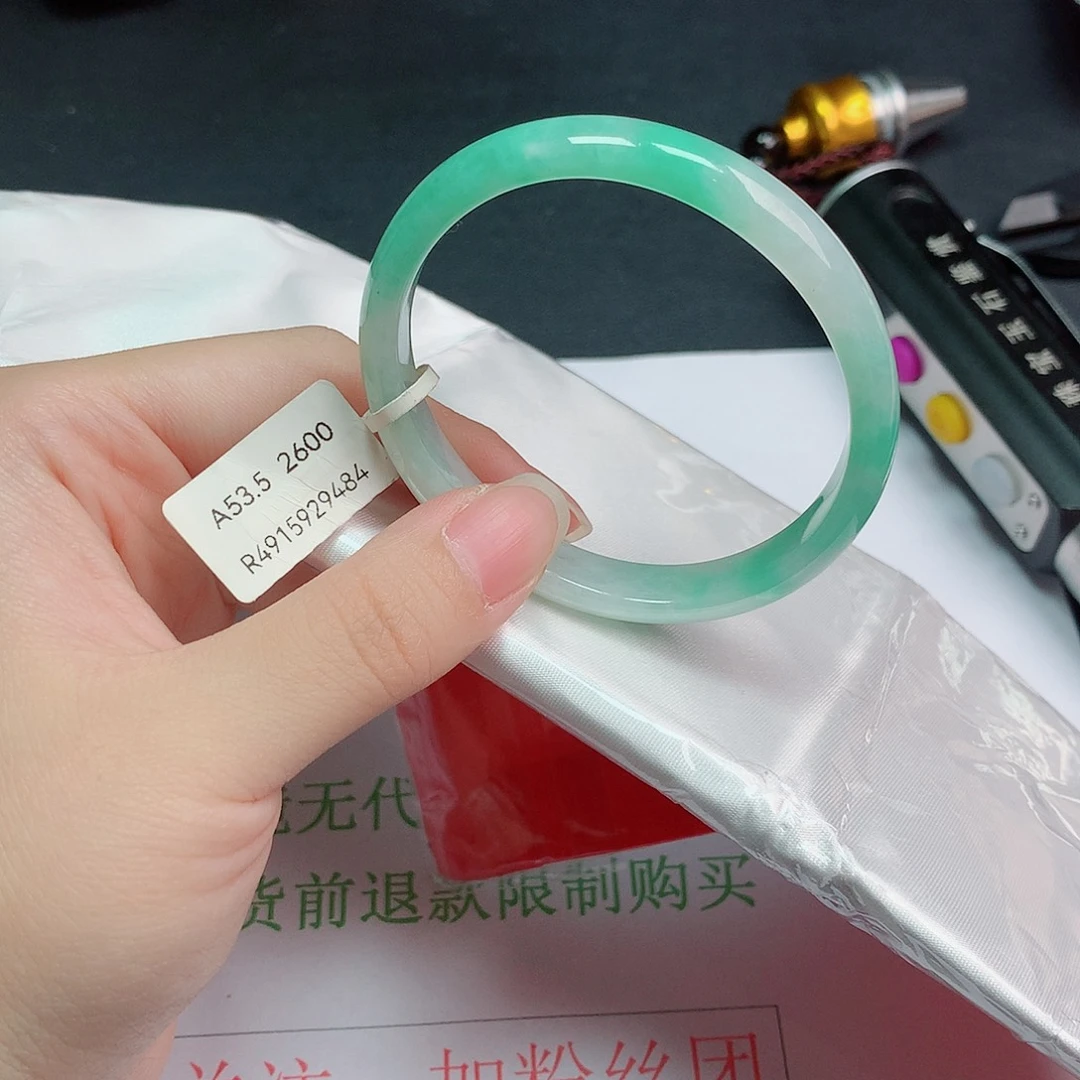 翡翠手镯未镶嵌翡翠手镯