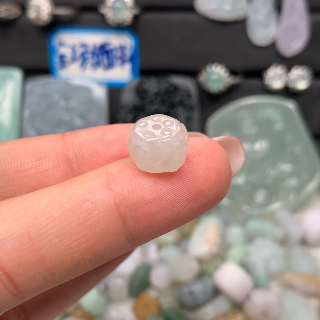 翡翠未镶嵌颈饰莲花