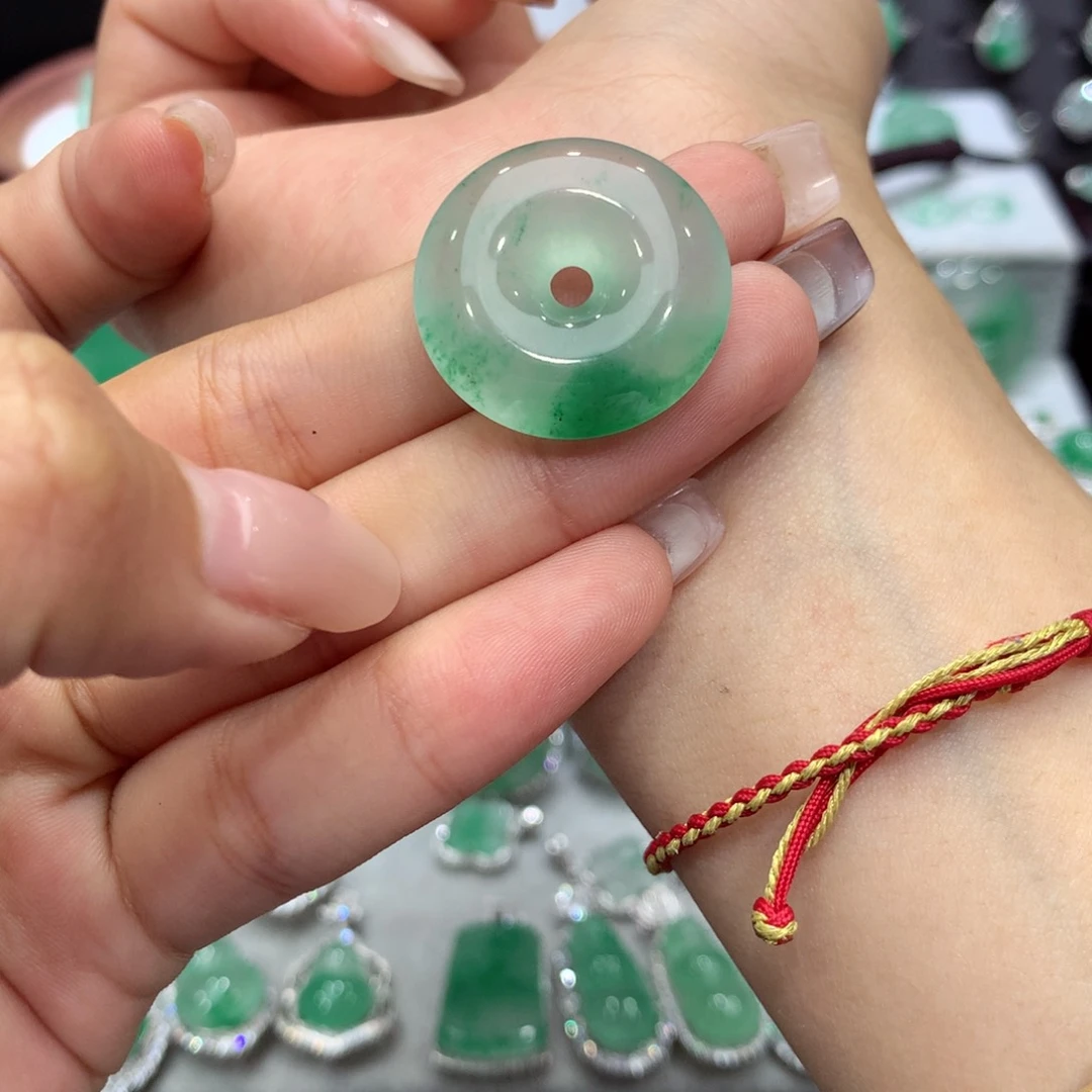 石英质玉（非洲翠）未镶嵌颈饰