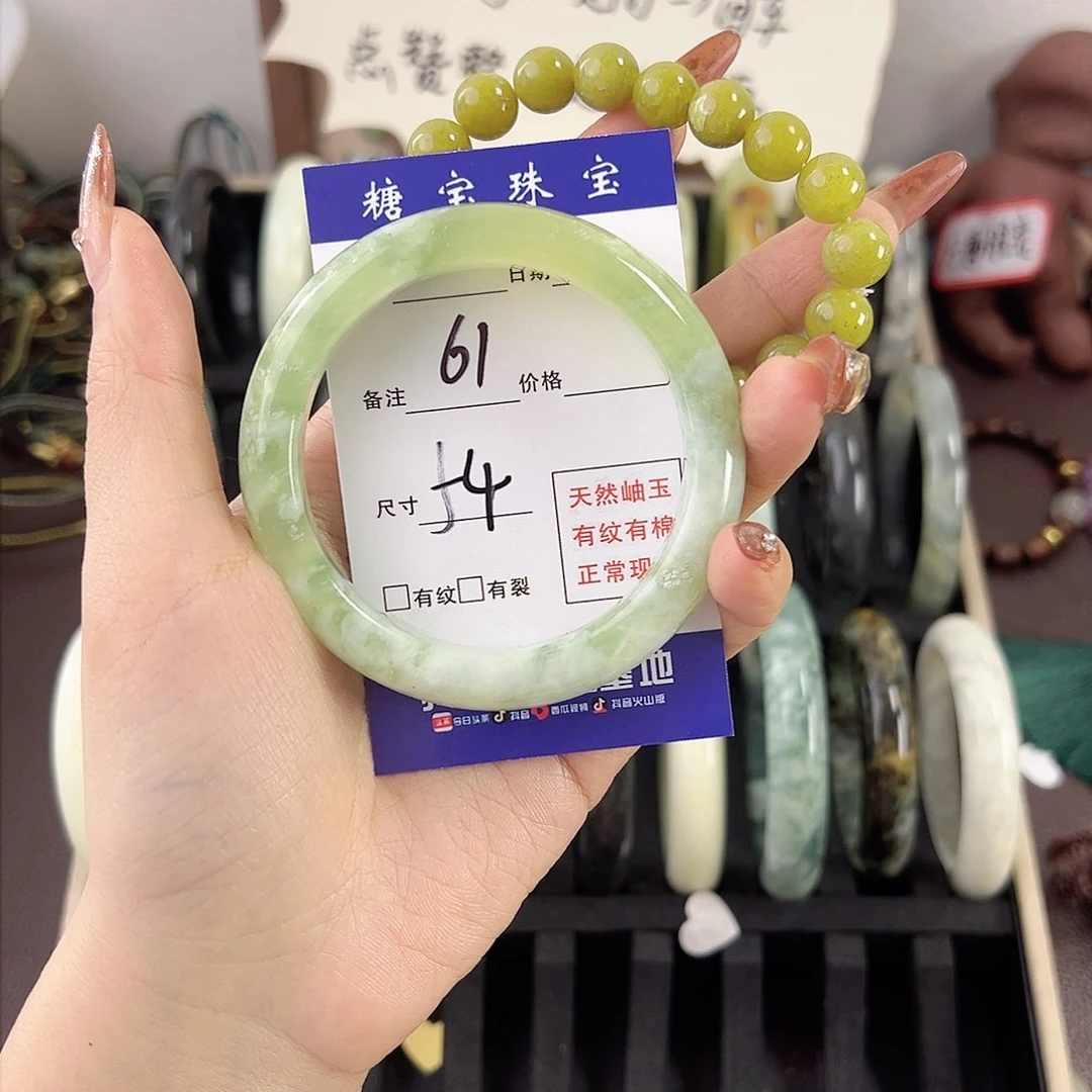 蛇纹石玉手镯未镶嵌羡****?