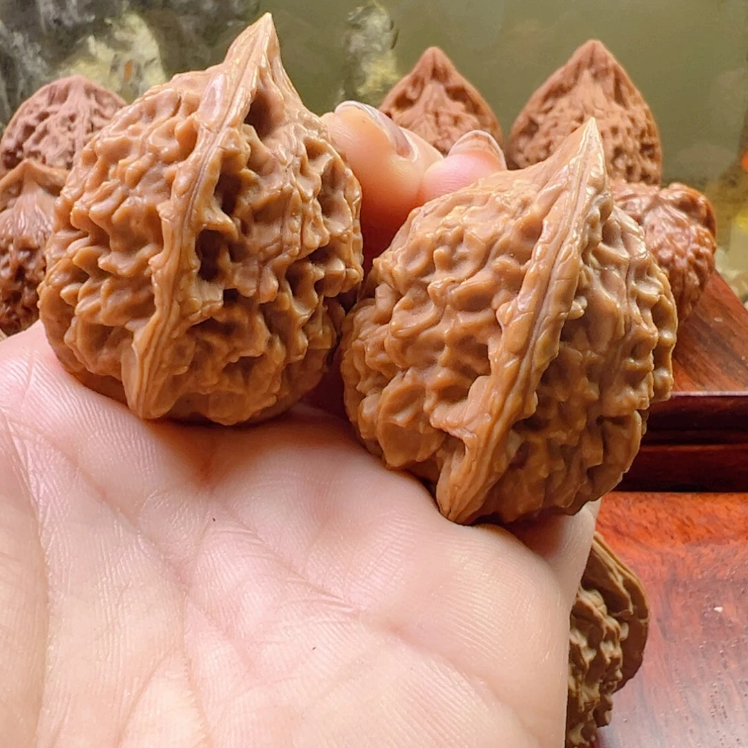 核桃穿云箭手把件