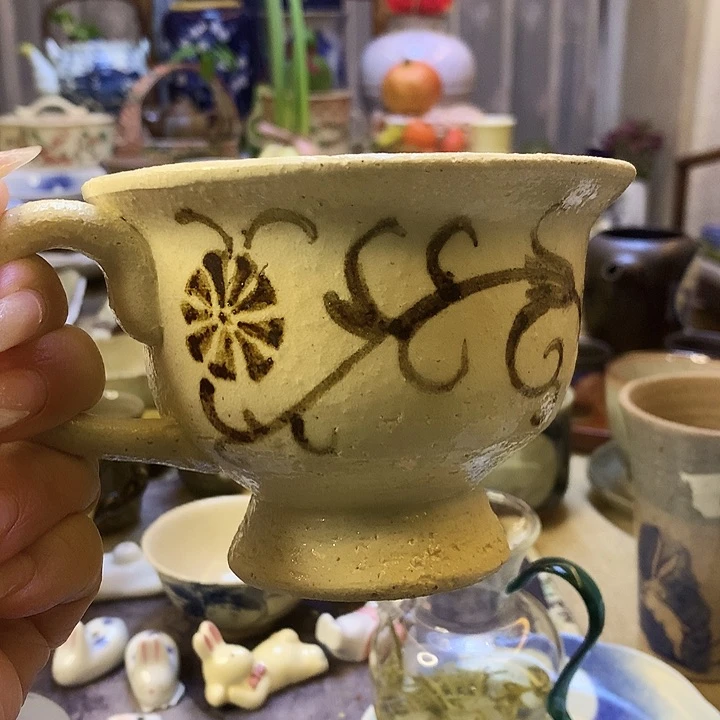 器物的色彩搭配起来很漂亮