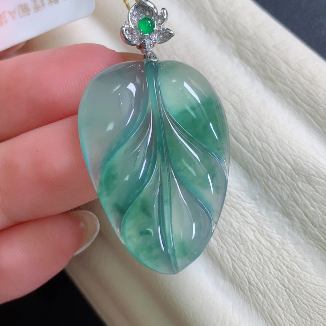 翡翠18K金镶嵌颈饰叶子