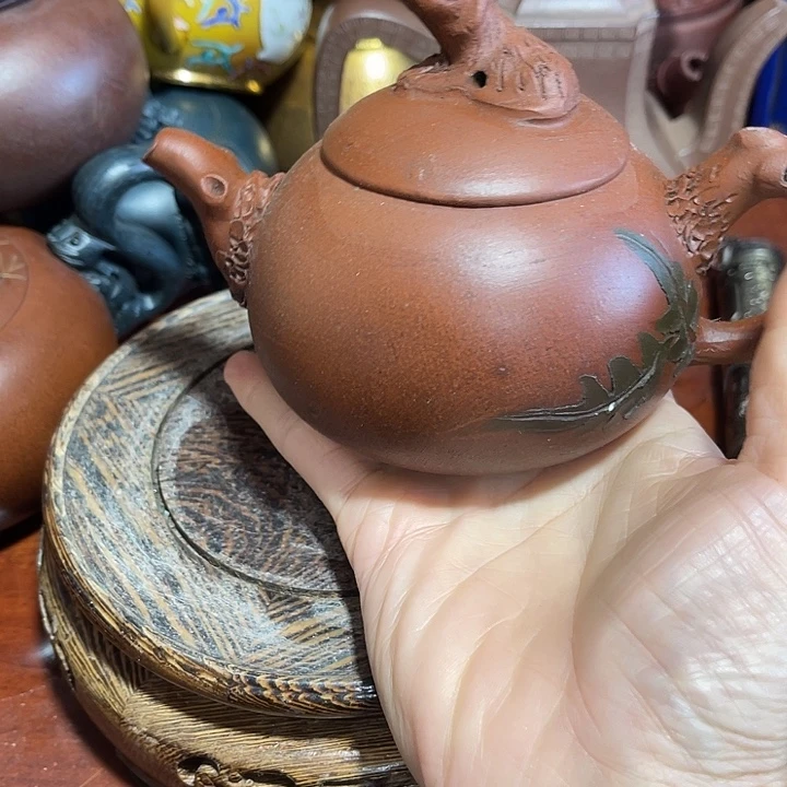 茶壶紫砂原矿泥料手工制作的一把紫砂壶。