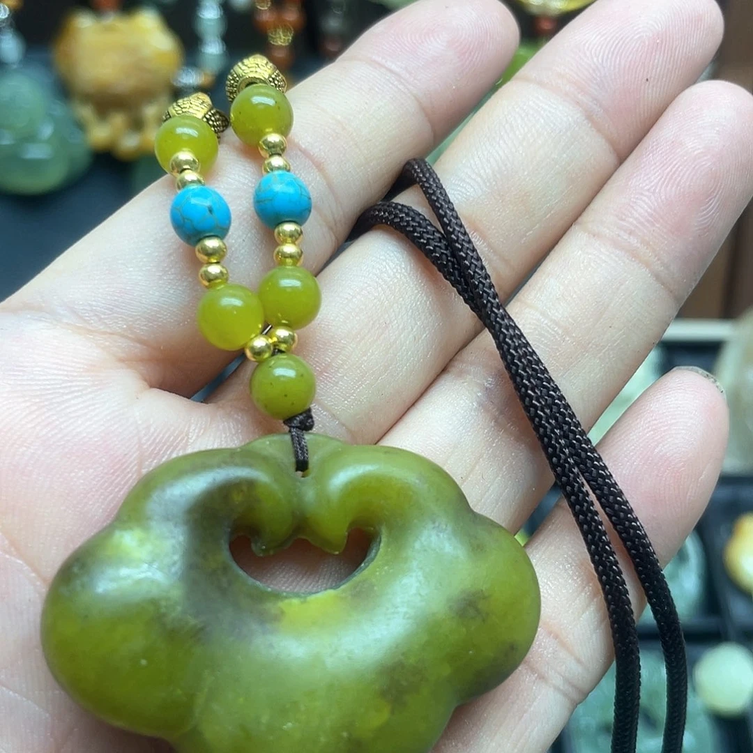 蛇纹石玉未镶嵌颈饰