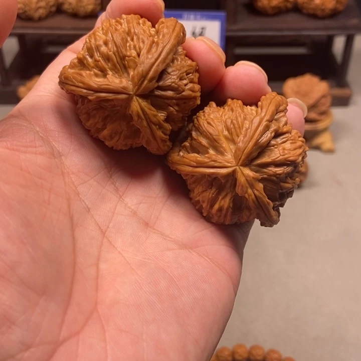 忠***业文玩核桃把件白奔