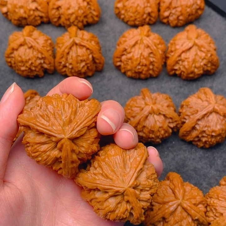 L***i吊坠文玩核桃白奔