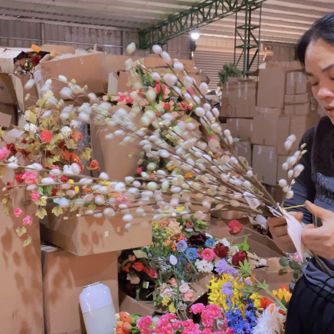 陶瓷花瓶，仿真绿植。4