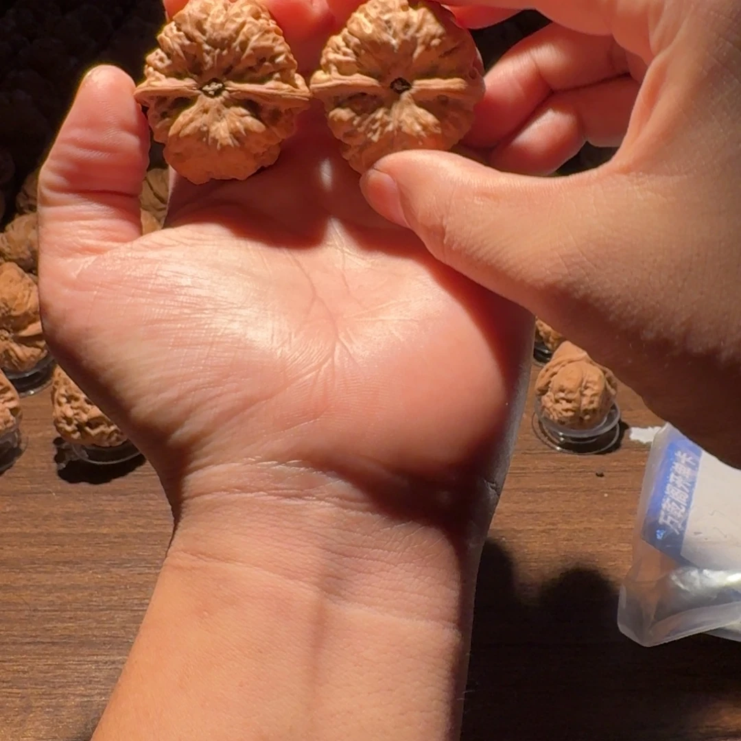 爱***；核桃手串/手链蛤蟆的眼睛是真的好看啊