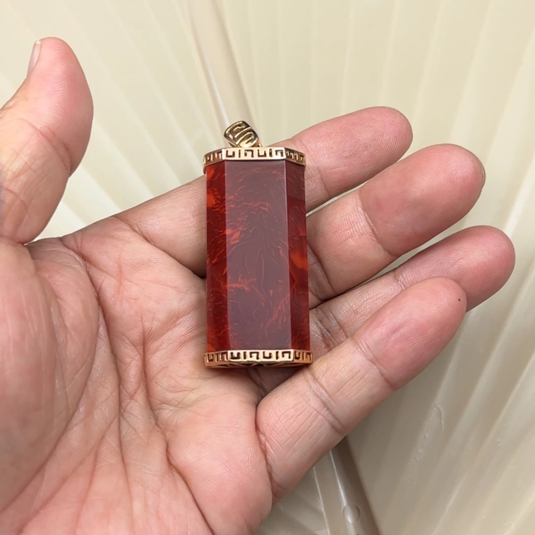 18K金镶嵌吊坠南红玛瑙