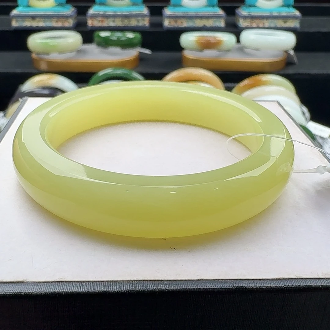 未镶嵌手镯和田玉56.7色标鸡油黄！