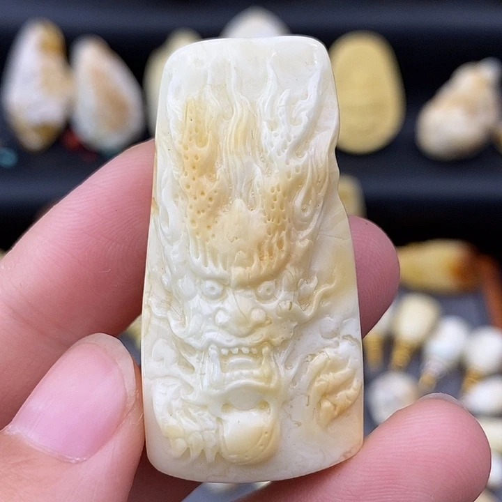 裸石琥珀未镶嵌龙牌a981