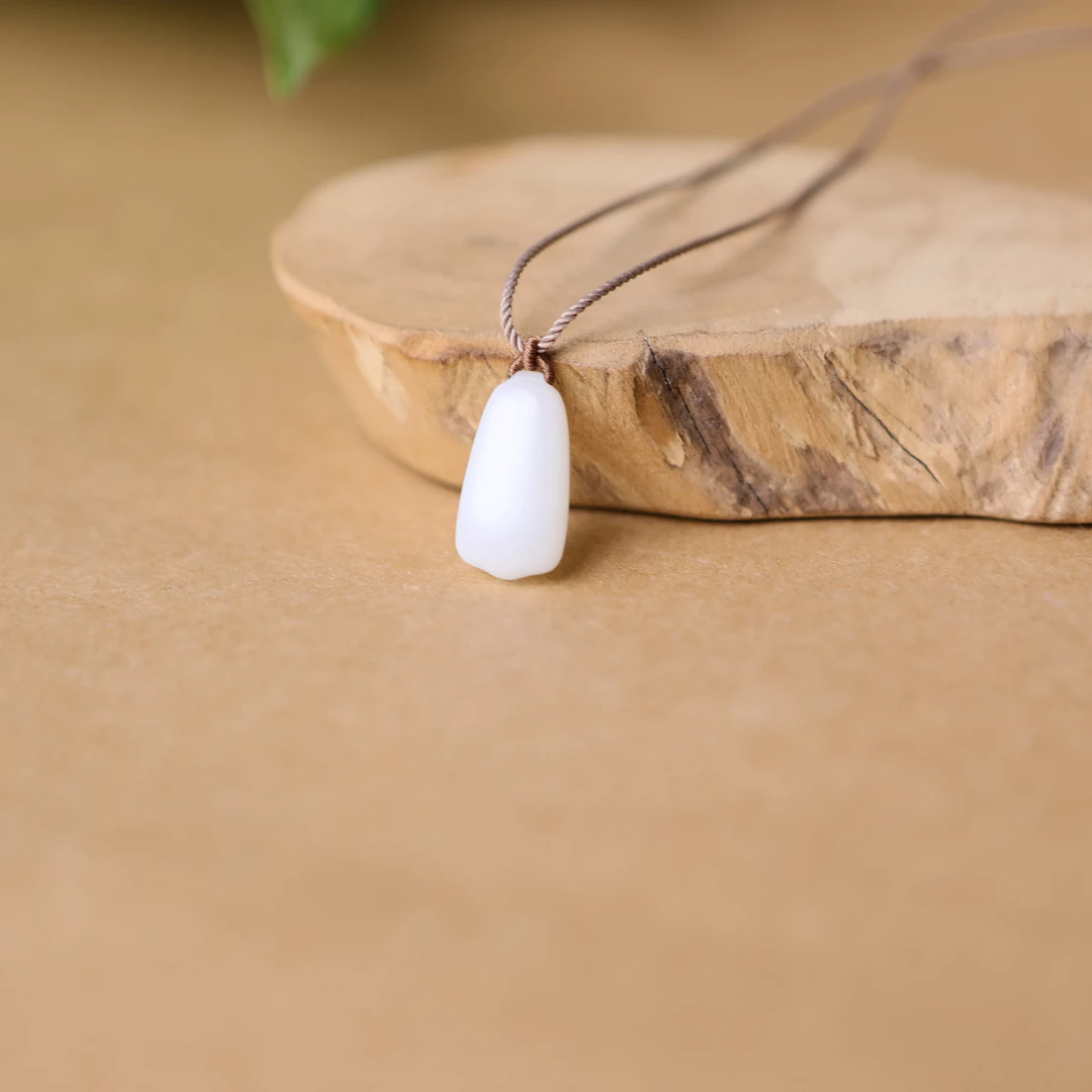 白玉随型牌 27*14*10mm 俄罗斯 2409