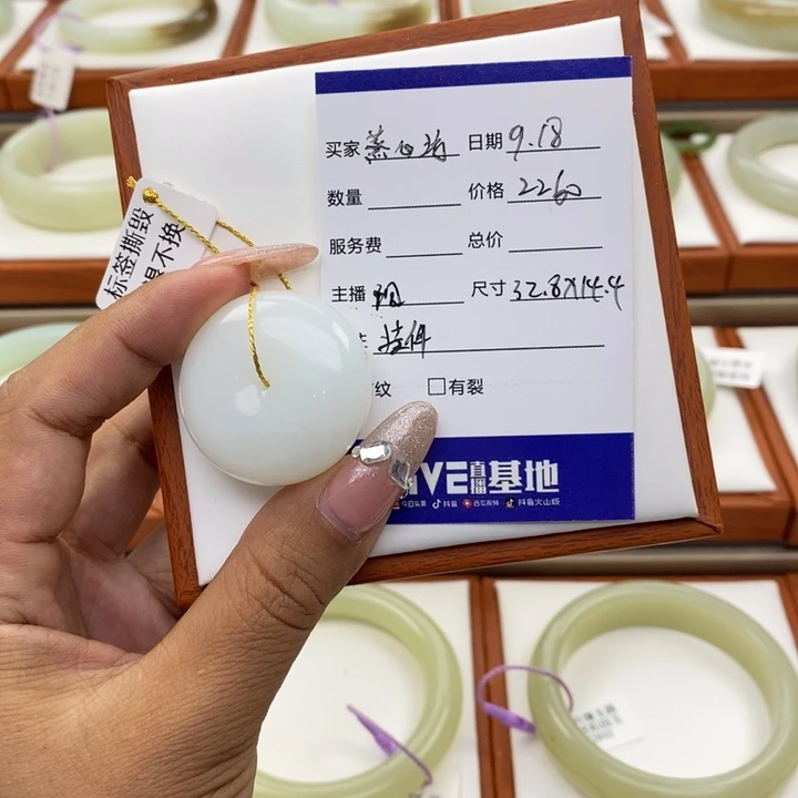蒸***店未镶嵌手镯和田玉