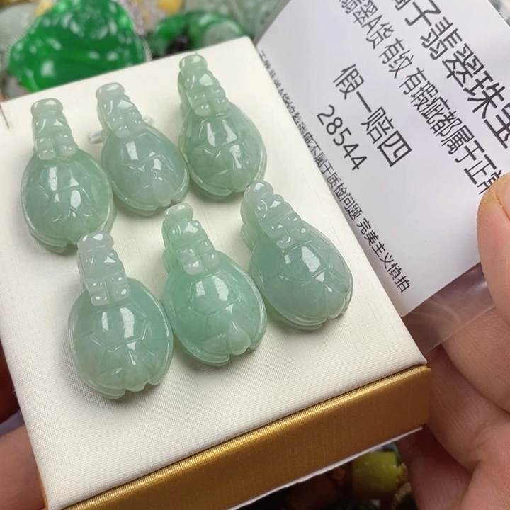 宝***贝翡翠未镶嵌吊坠(赠链)