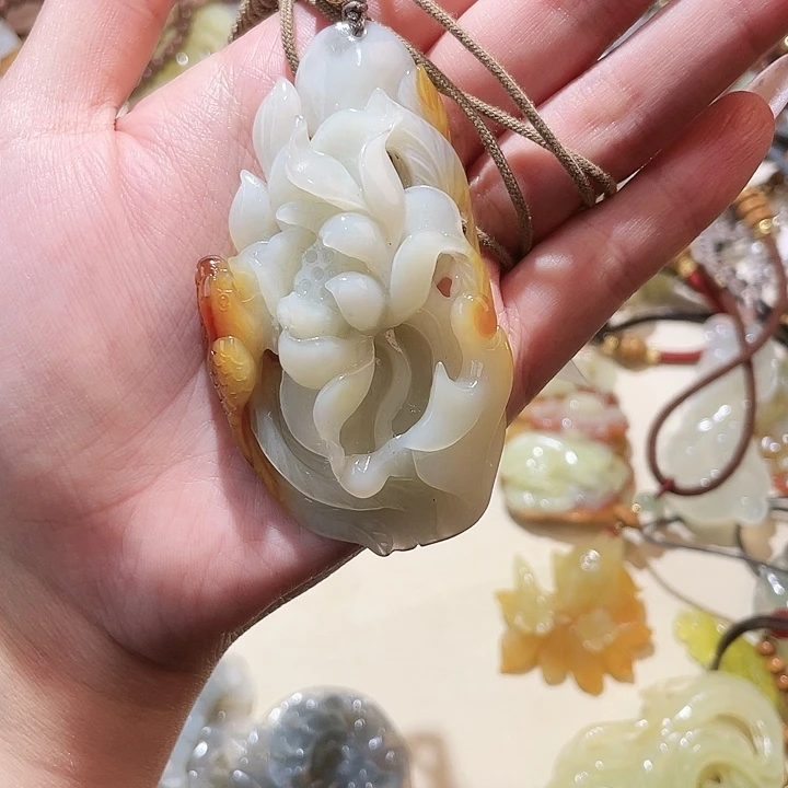 未镶嵌蛇纹石玉颈饰伊*