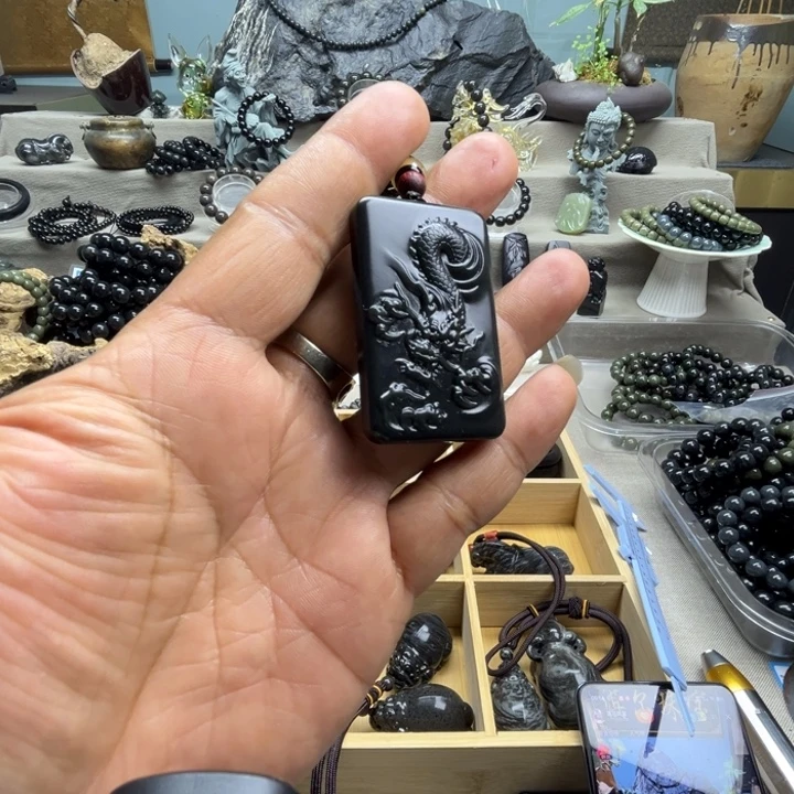 时***生和田玉未镶嵌颈饰