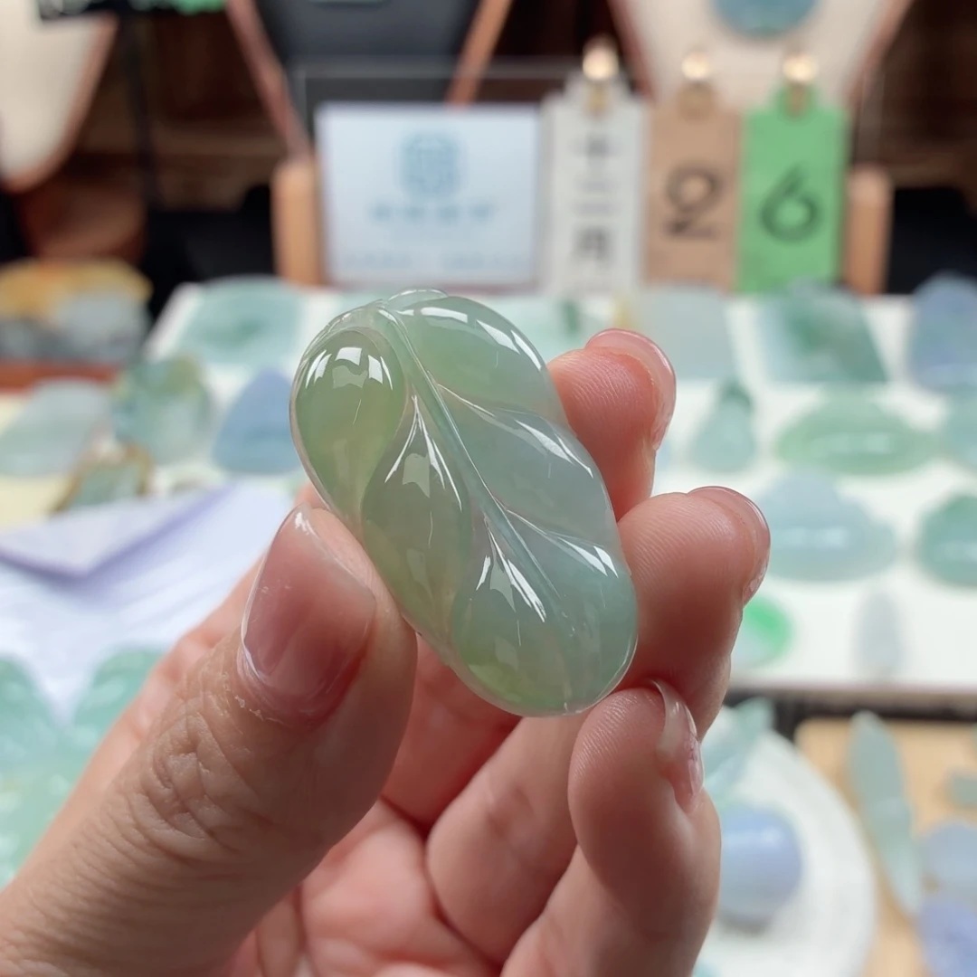 旺***牛翡翠未镶嵌颈饰天然A货翡翠