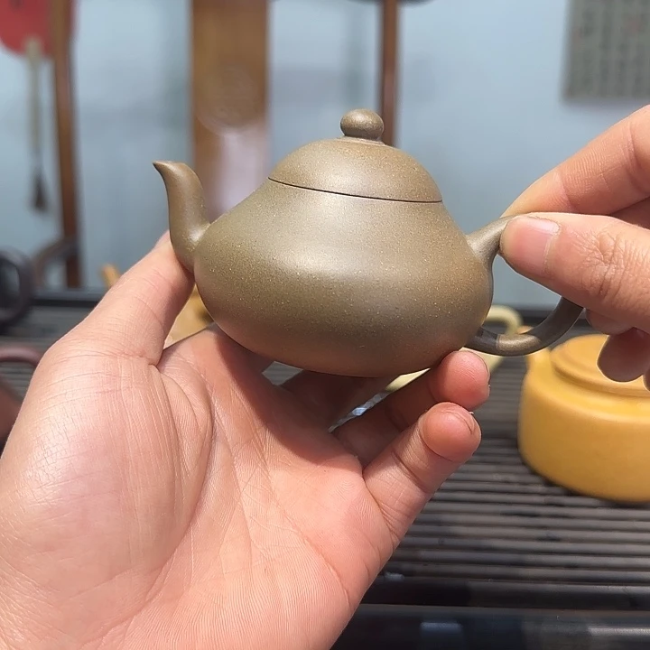 王*** 紫砂茶壶梨形半手工青断腿火