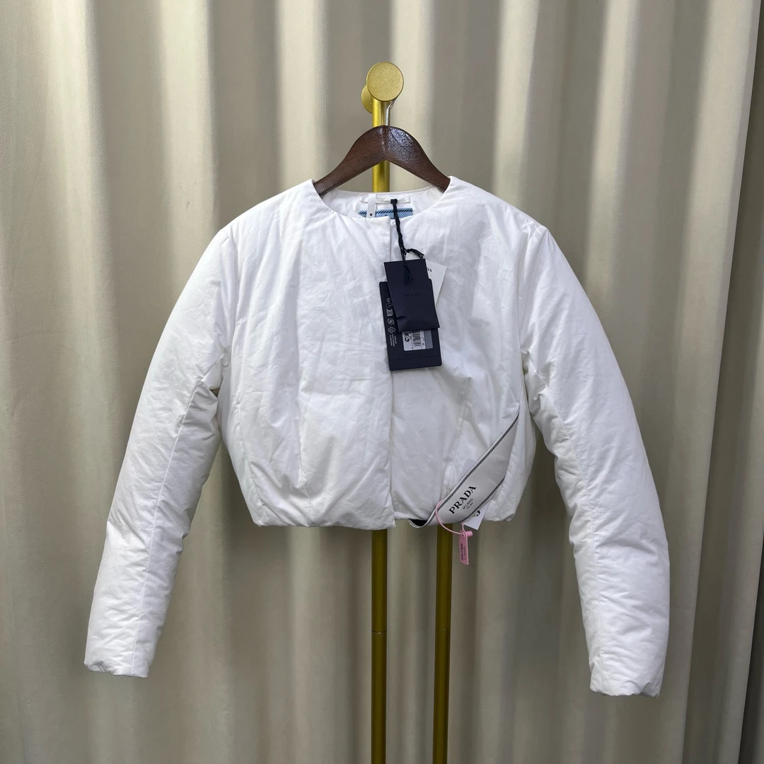 未使用 Prada/普拉达 玄色 白色饰条logo羽绒服 40码 全新大全套