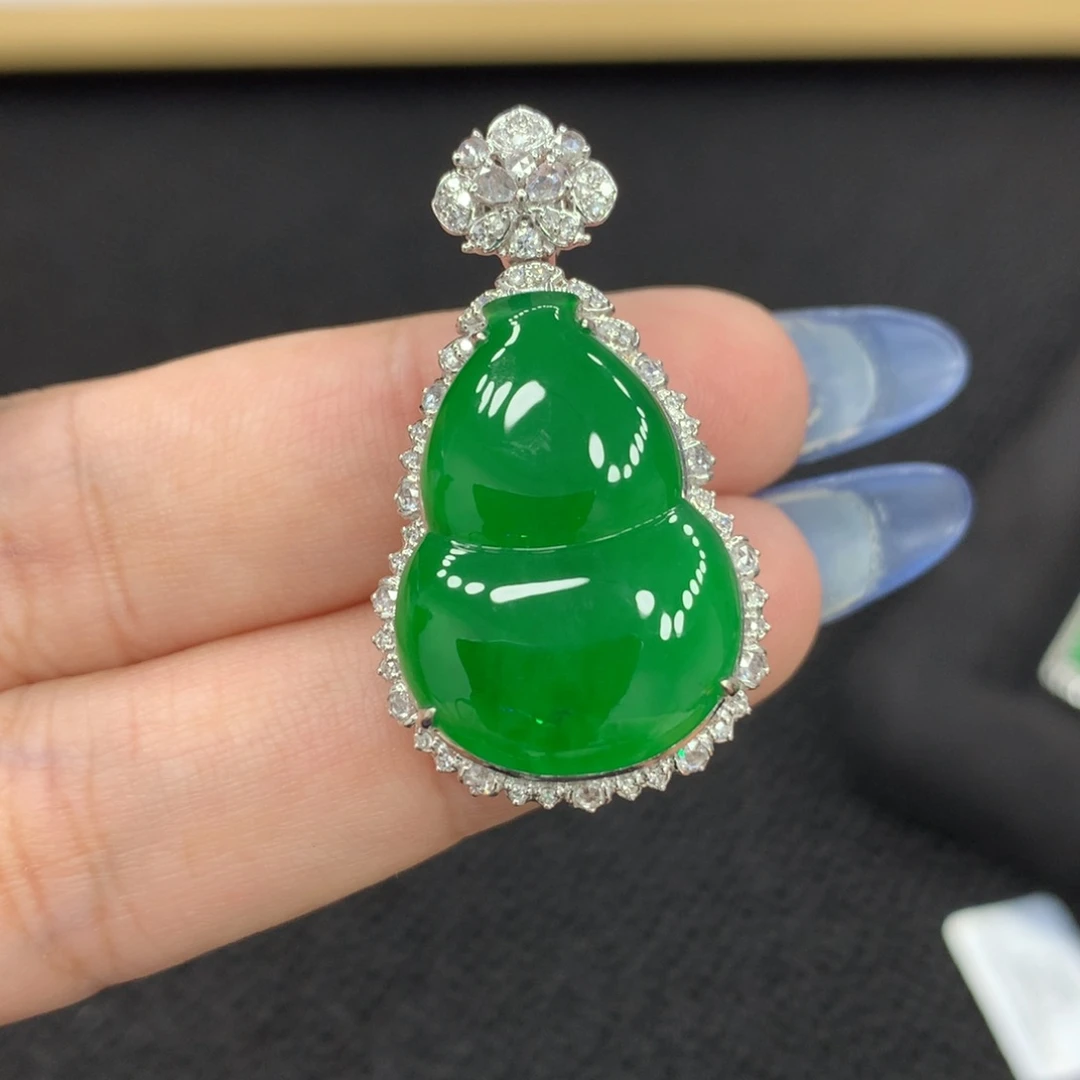 颈饰18K金镶嵌翡翠葫芦