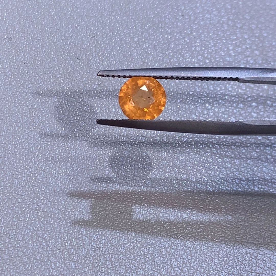 未镶嵌裸石石榴石（芬达石）1.86克拉