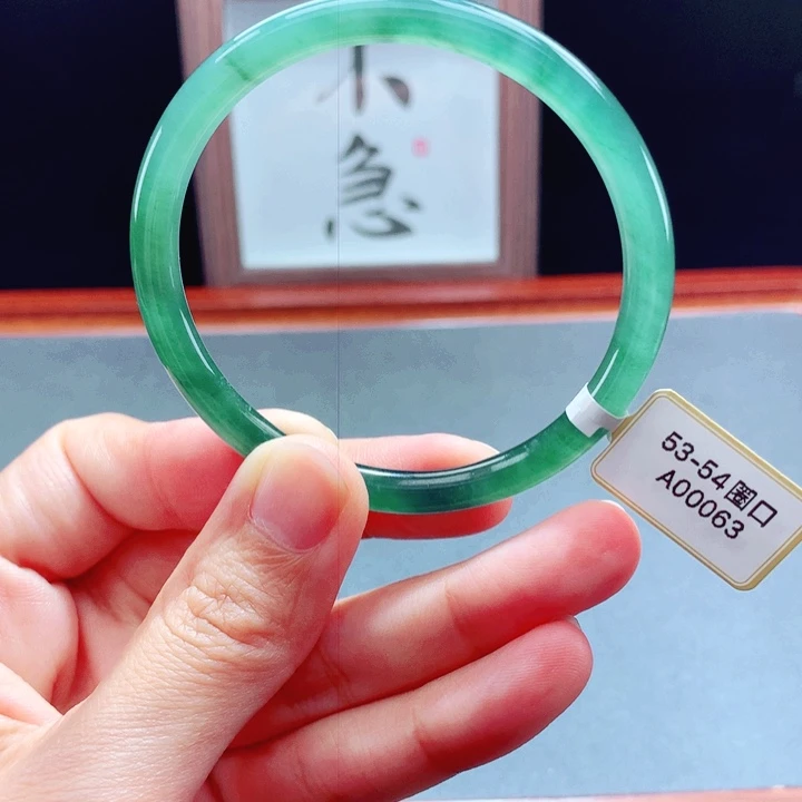 未镶嵌手镯翡翠圆镯