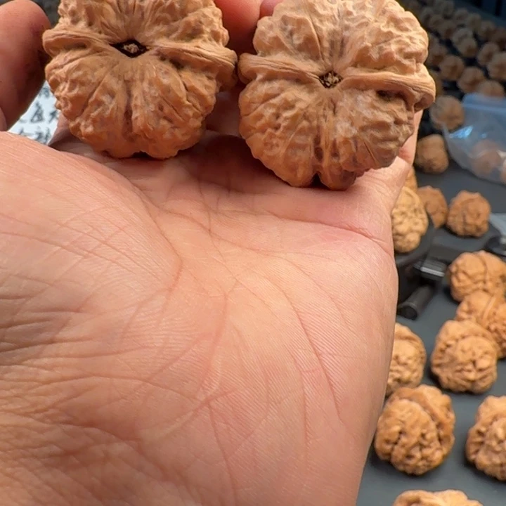 木***尼文玩核桃吊坠蛤蟆的眼睛是真的好看啊